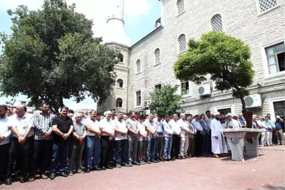 Mursi için Bağcılar\'da gıyabi cenaze namazı kılındı