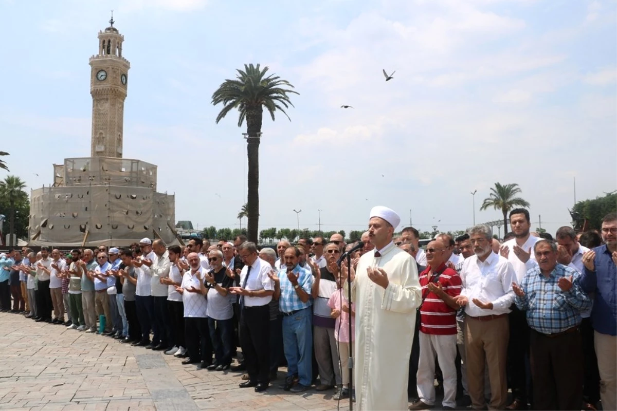 Mursi için gıyabi cenaze namazına İzmir\'den destek