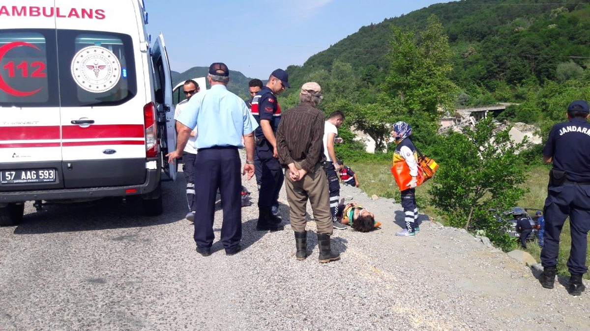 Otomobil şarampole yuvarlandı: 4 yaralı