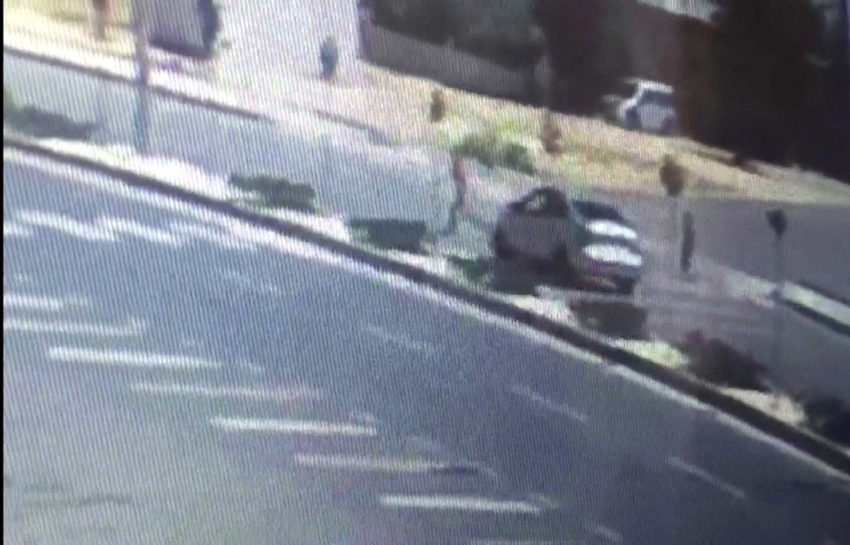 Otomobilin çocuğa çarptığı anlar güvenlik kamerasında