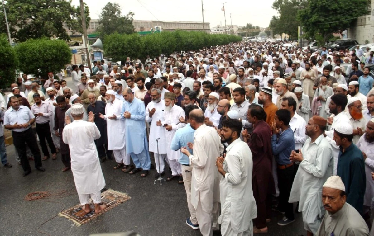 Pakistan\'da Mursi için gıyabi cenaze namazı kılındı
