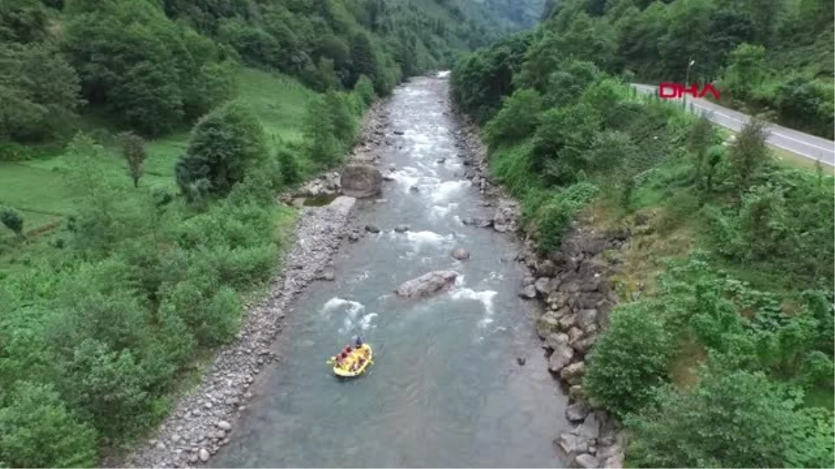 RİZE Yıkım kararı alınan kaçak yapıyı sahibi ve komşuları el birliği ile yıktı