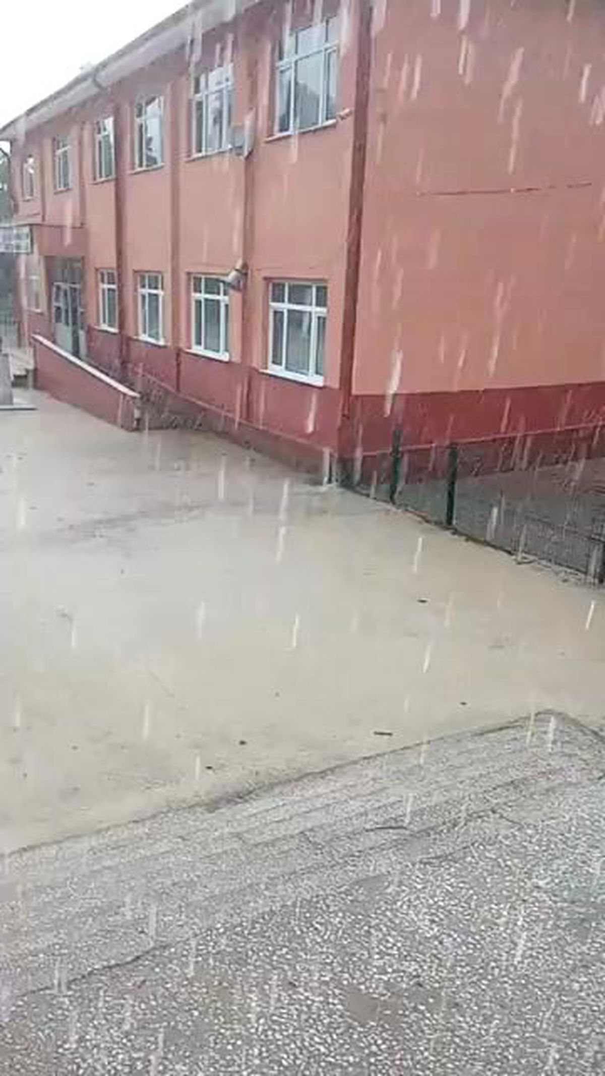 Sağanak yağış okul bahçesini göle çevirdi