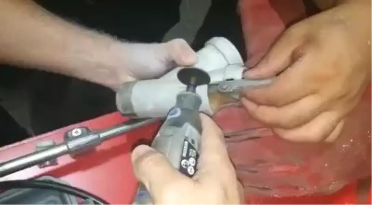 Su borusunu sıkışan yavru kedi böyle kurtarıldı