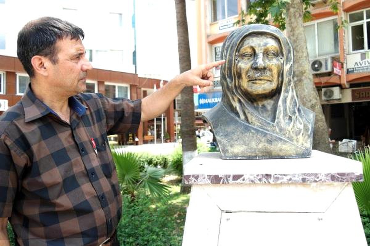Tarsus\'ta, Zübeyde Hanım büstüne zarar verildi