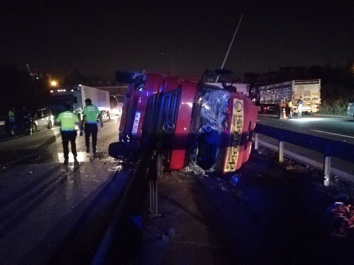 TEM\'de kaza yapan tır yola devrildi, 2 saat trafik durdu