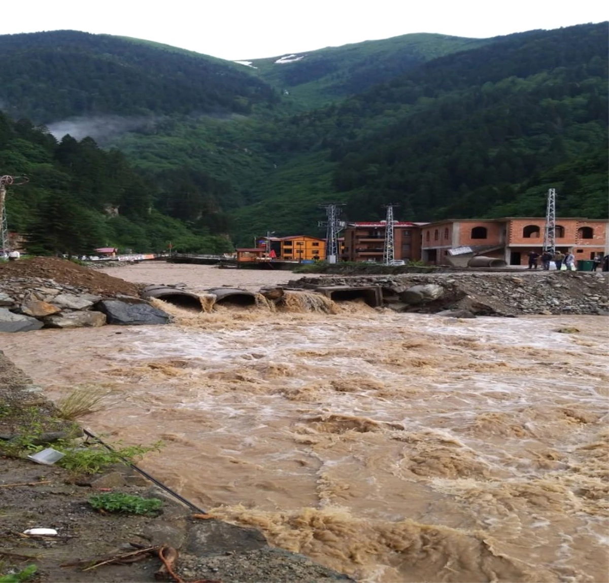 Trabzon\'da etkili olan yağmur Uzungöl\'ü de olumsuz etkiledi