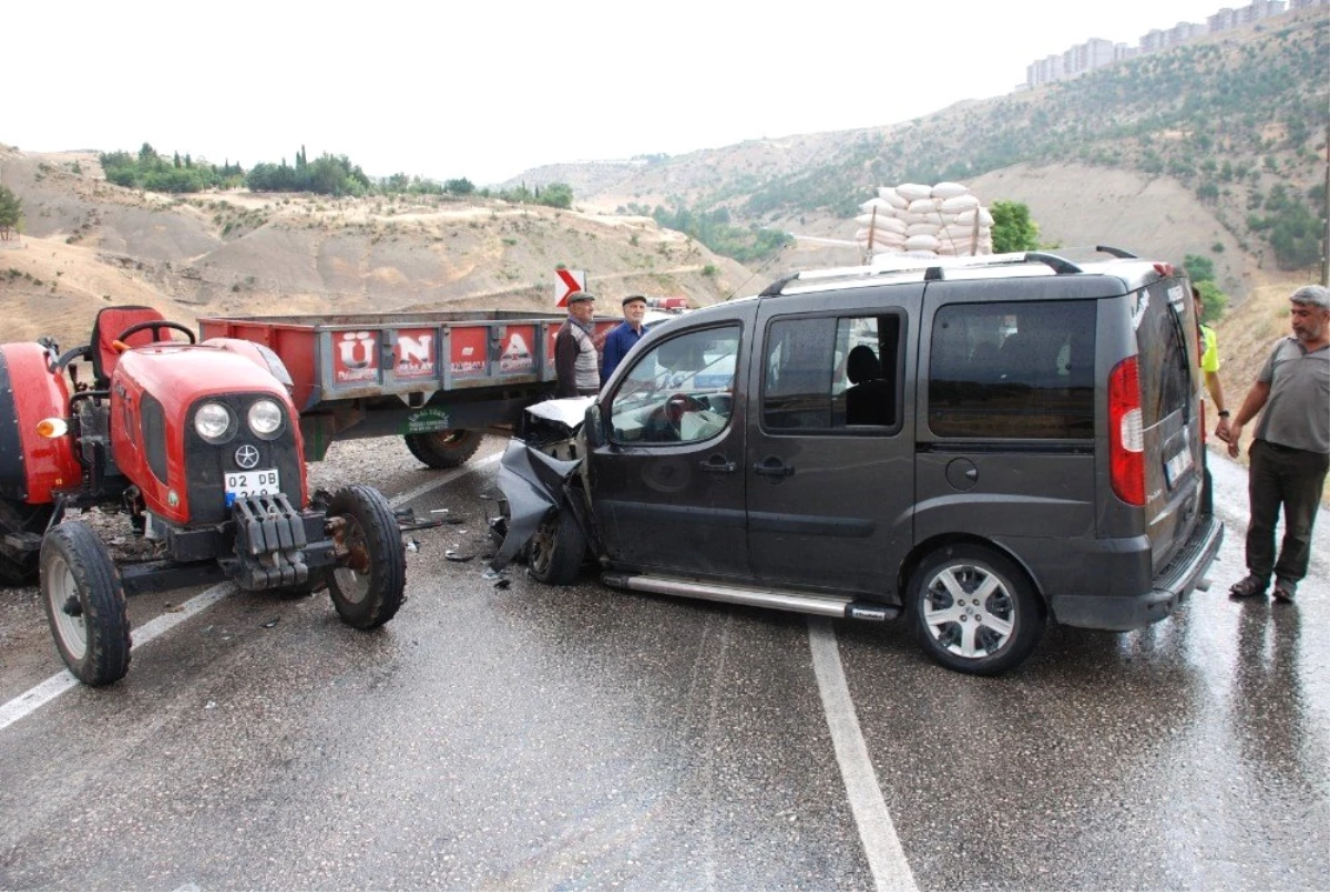 Traktör ile hafif ticari araç çarpıştı: 4 Yaralı