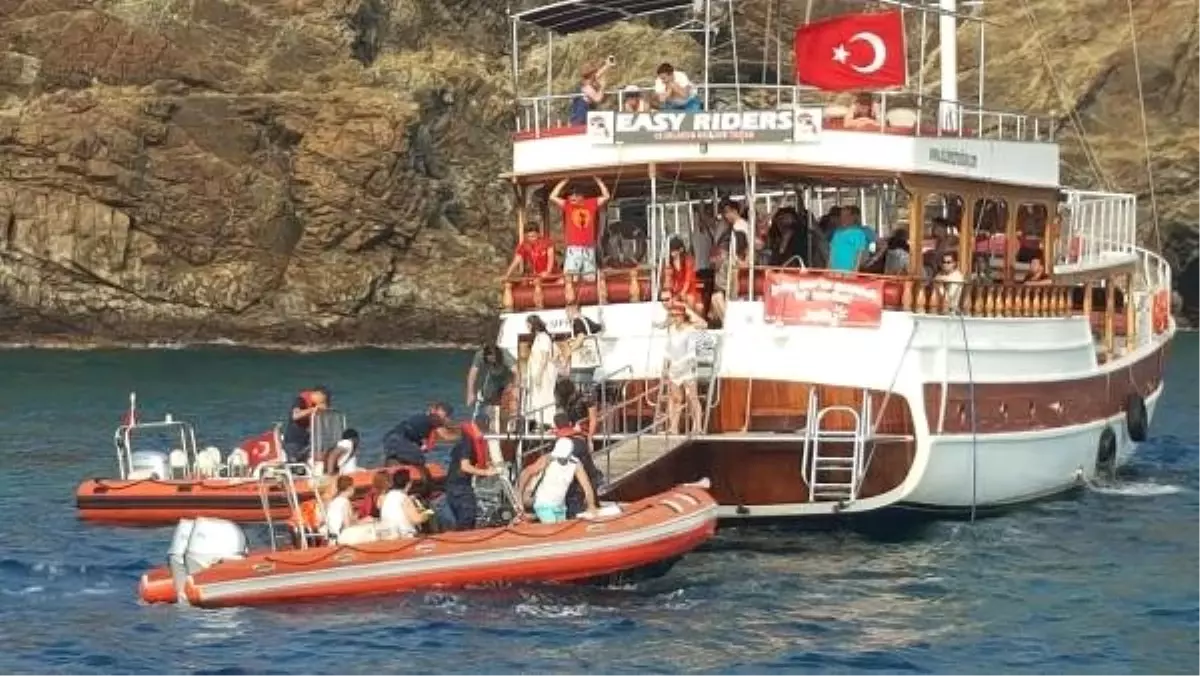 Turist dolu tur teknesi karaya oturdu