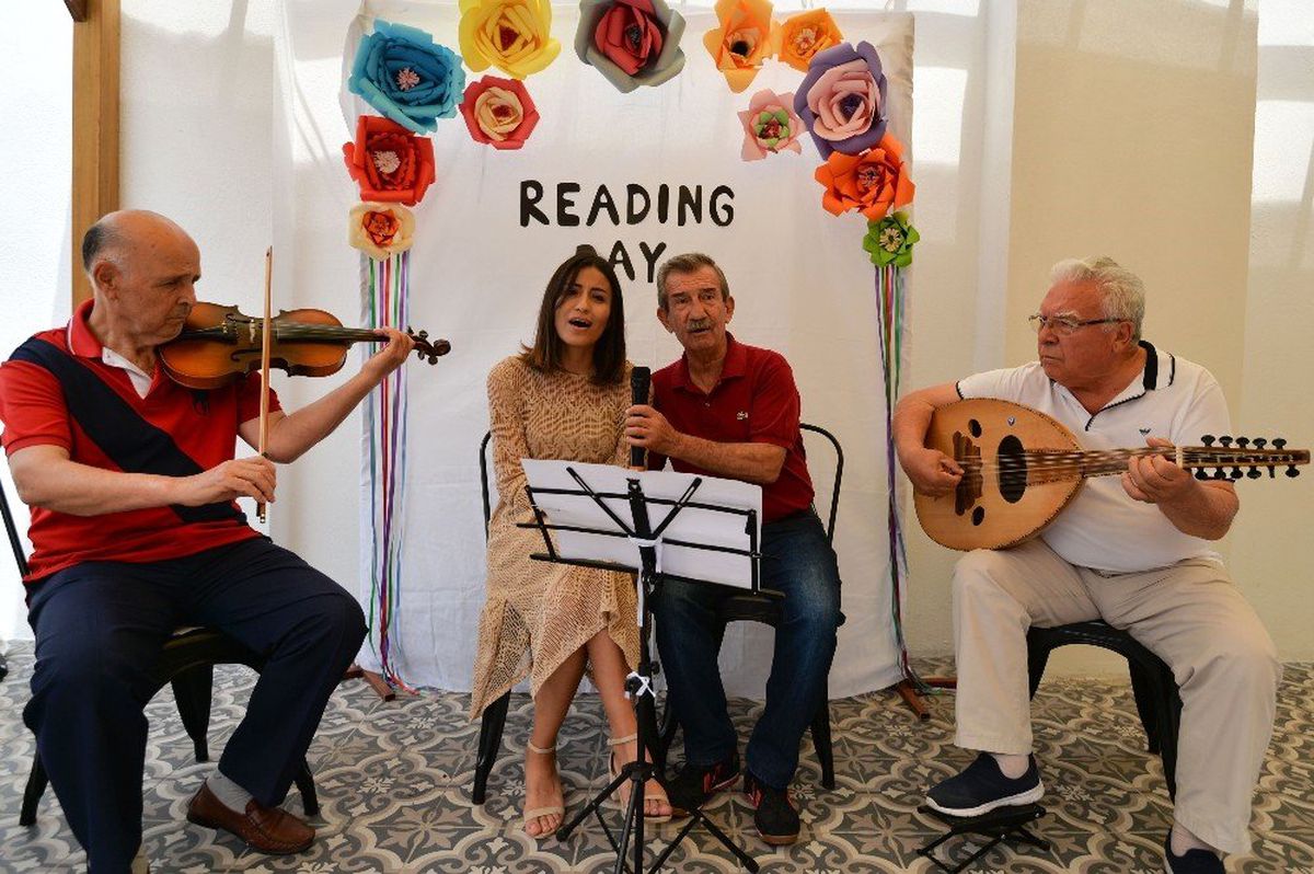 Türk sanat müziği şarkılarını İngilizce söylediler