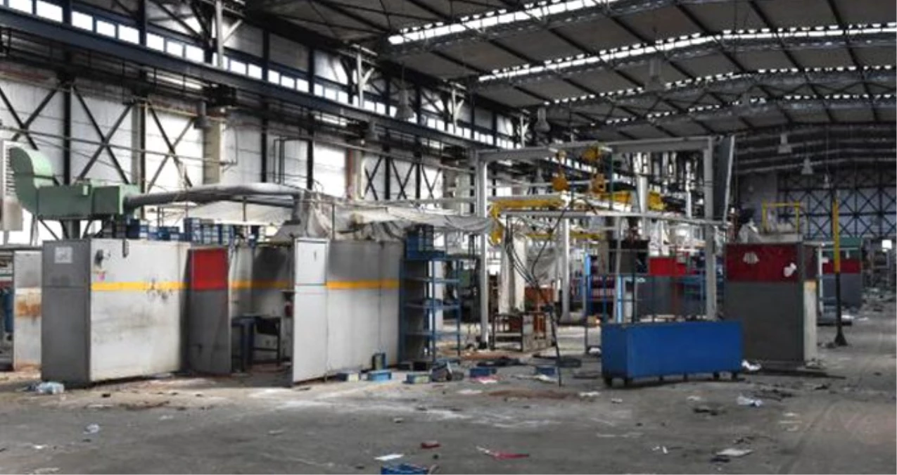 Bir zamanlar Türkiye\'nin en büyüğü olan Uzel traktör fabrikası yağmalanıyor
