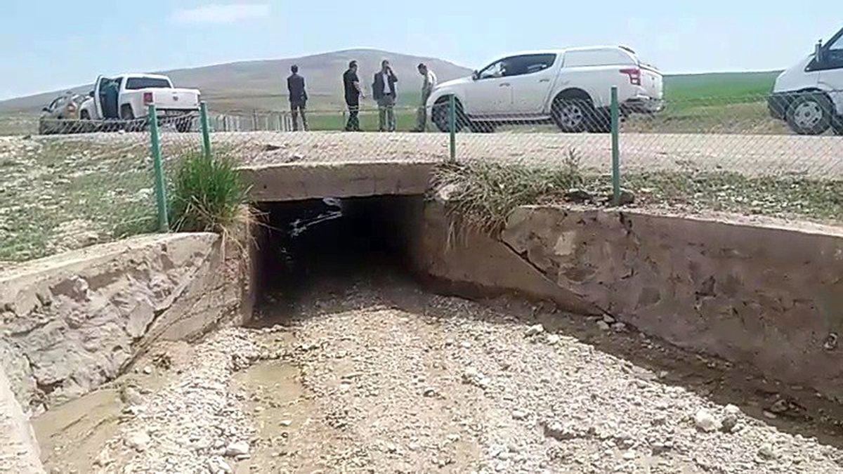 Yağmurdan korunmak için sığındıkları köprü altında sele kapıldılar