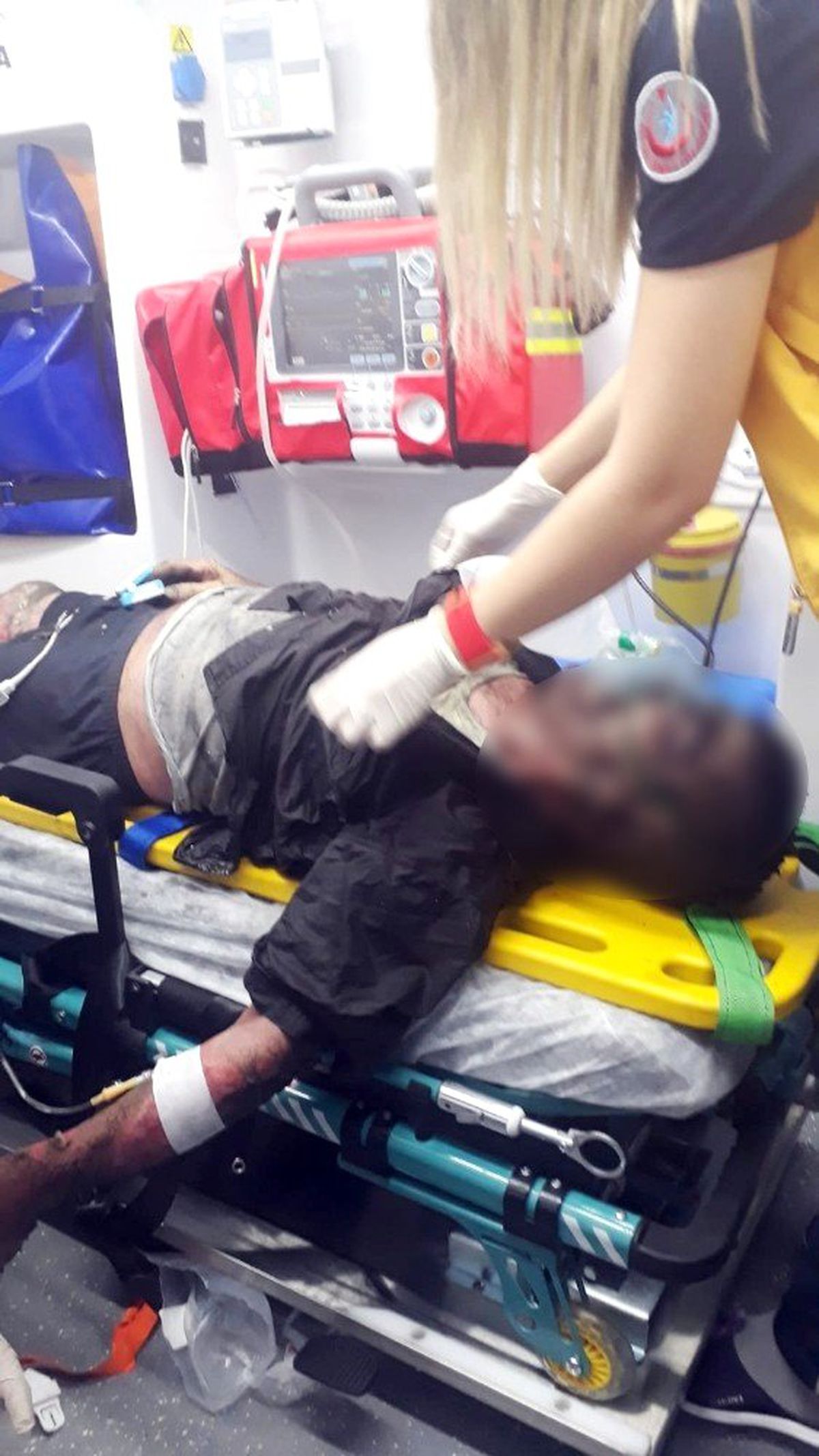 Yanan evde mahsur kalan kişiyi itfaiye yanmaktan son anda kurtardı