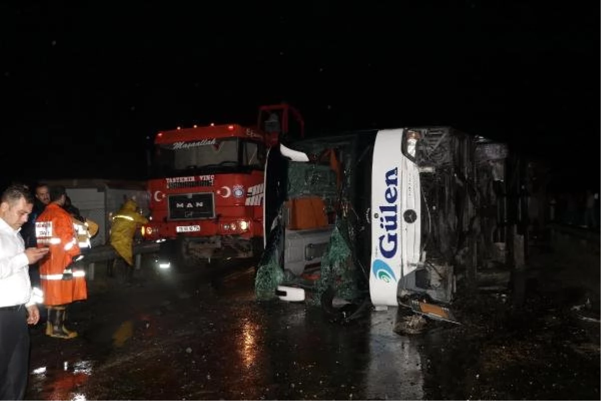 Yozgat\'ta yolcu otobüsü devrildi: 13 yaralı