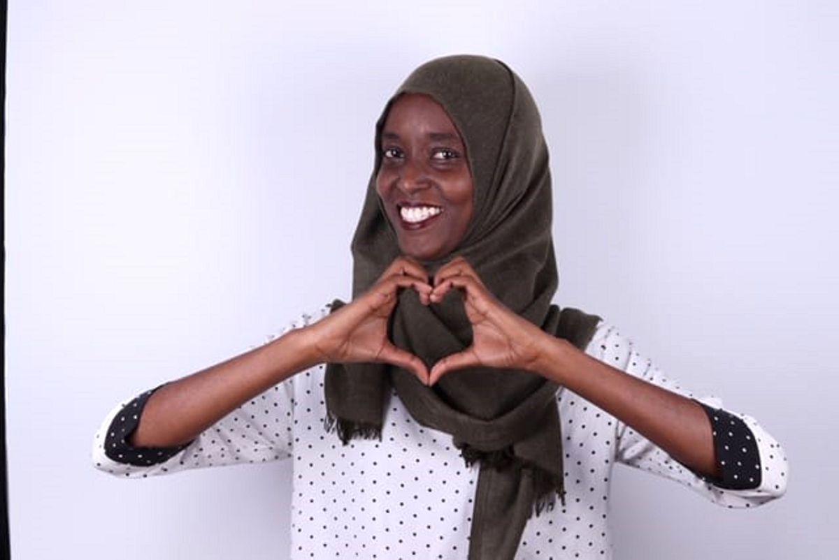 Afrikalı kız öğrencileri güldüren proje