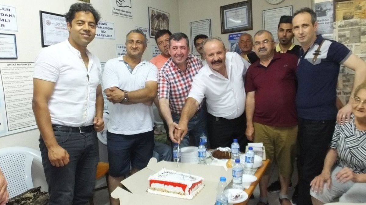 Alkolden kurtuluşunun 27\'nci yılını pasta ile kutladı