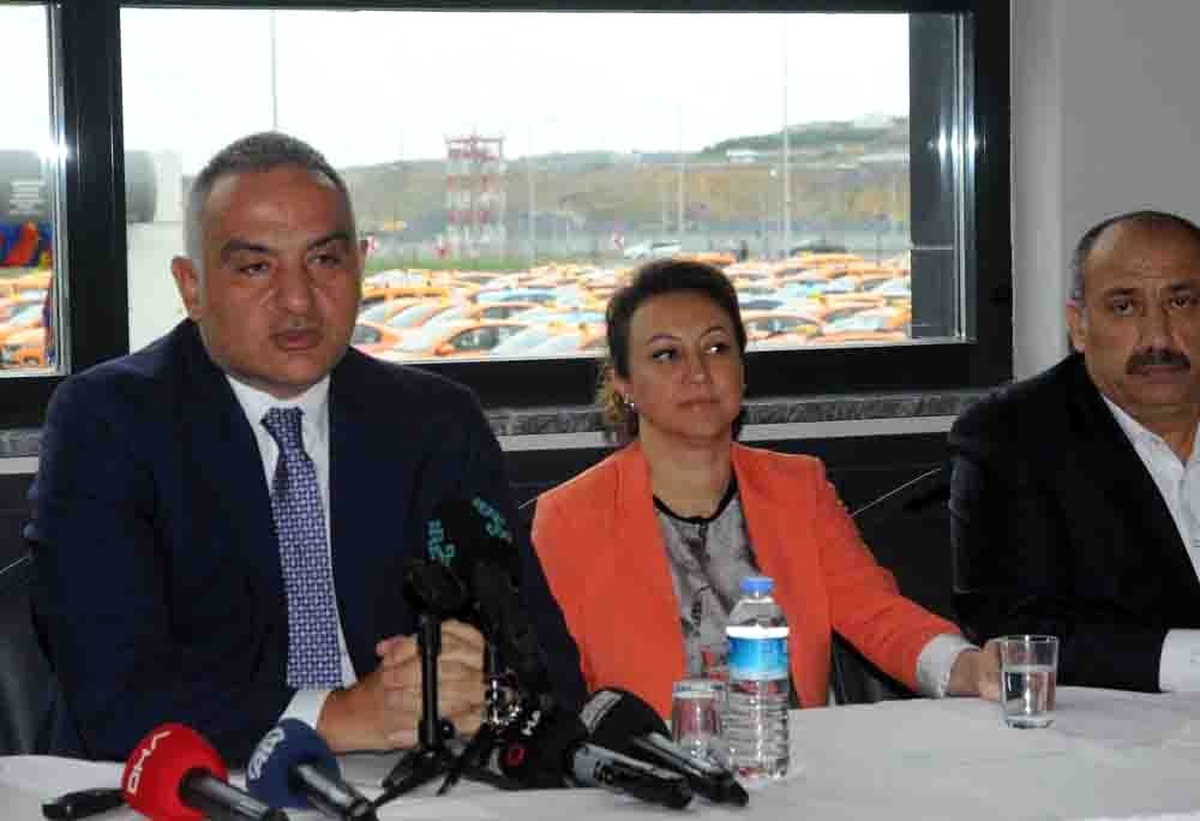 Bakan Ersoy, İstanbul Havalimanı taksicileri ile bir araya geldi