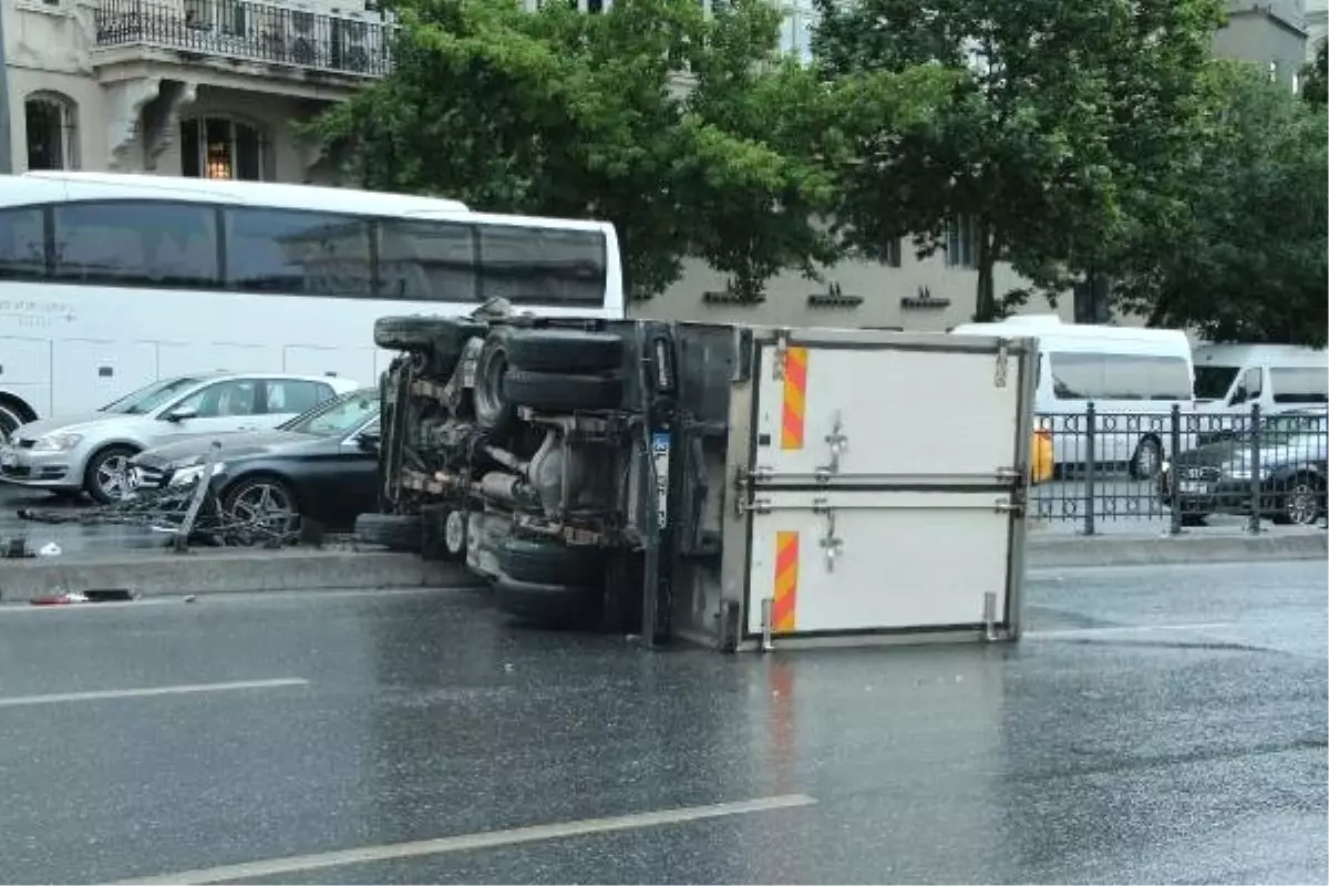 Beyoğlu\'nda bariyerlere çarpan kamyonet devrildi