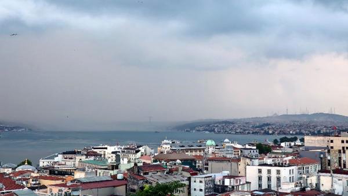 Bulutlarla kararan gökyüzü şimşeklerle aydınlandı
