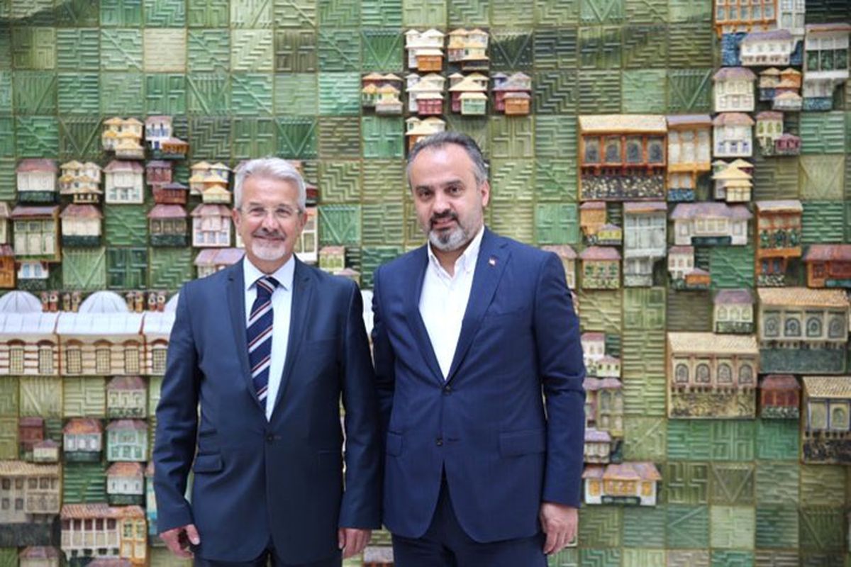 Bursa’ya hizmetin siyaseti yok