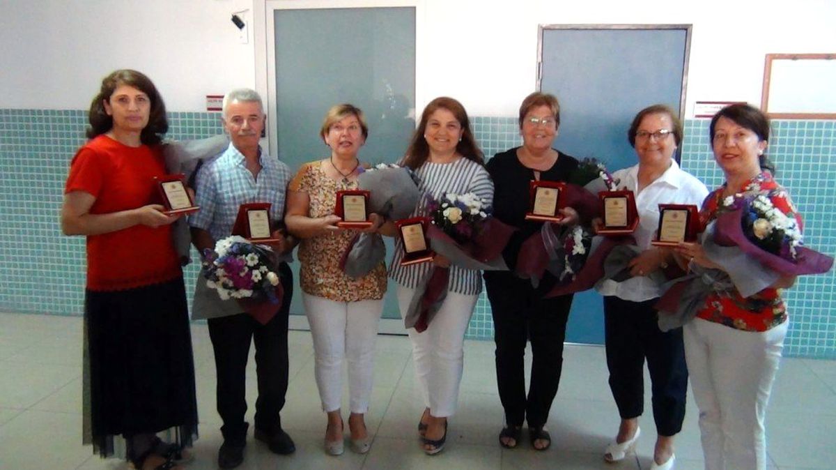 Çeşmeli avukatlar, emektar adliye çalışanlarına plaket verdi