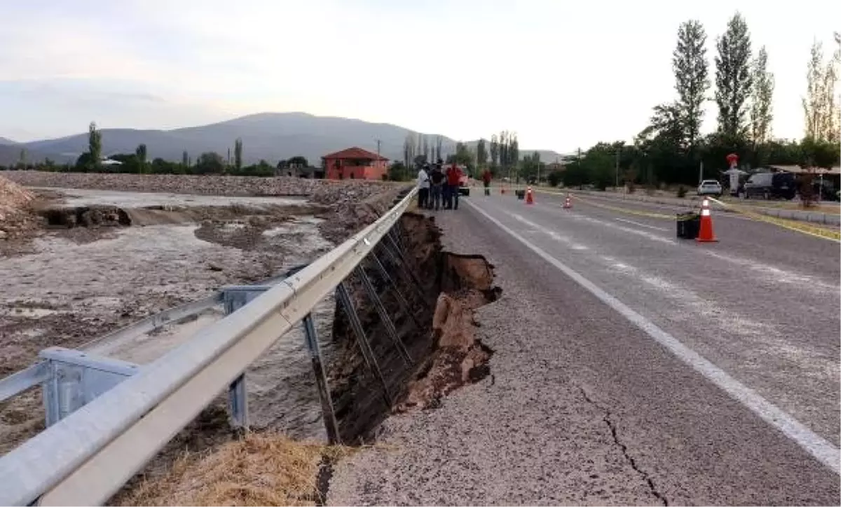 Derenin su seviyesi yükseldi, karayolunda çökme oldu