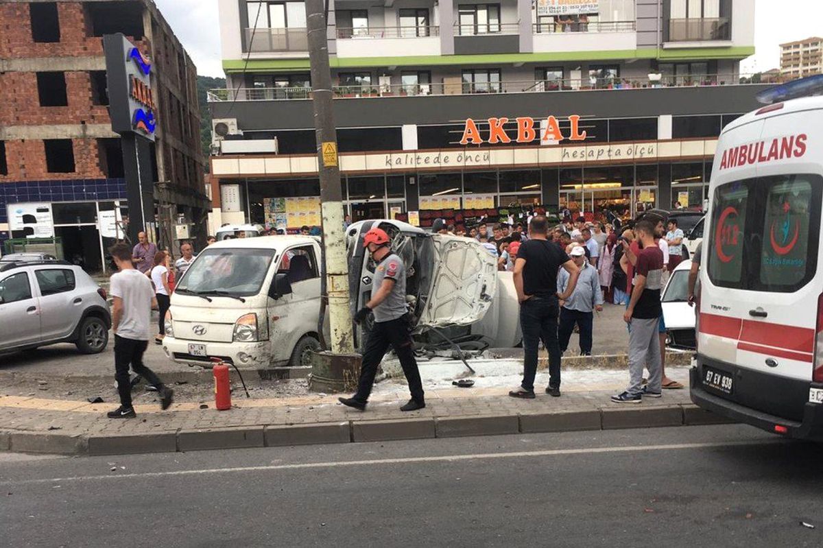 Direksiyon başında fenalaştı elektrik direğine çarptı