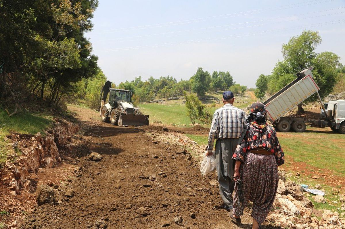 Erdemli\'de asfalt çalışmaları sürüyor