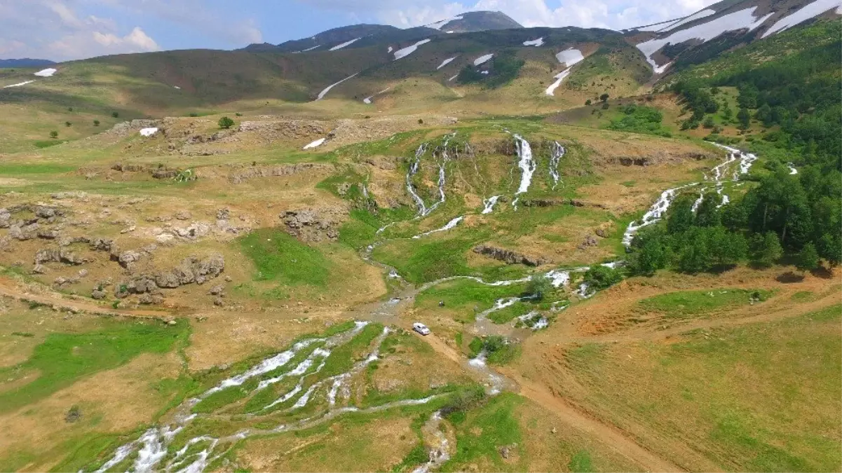 Erzincan\'da Konarlı Şelalesi doğal güzelliğiyle büyülüyor