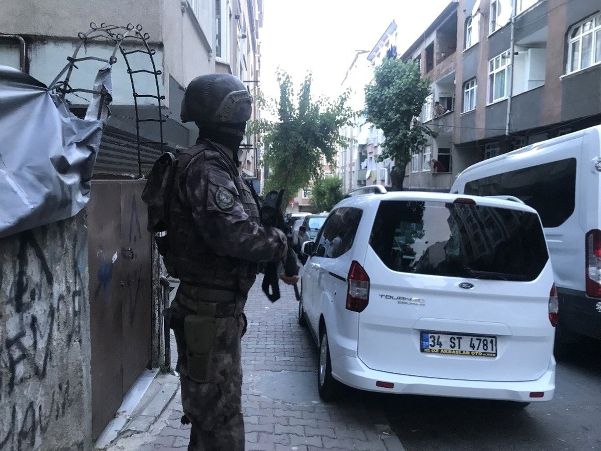 Esenler\'de şafak vakti helikopter destekli narkotik operasyonu: 35 gözaltı