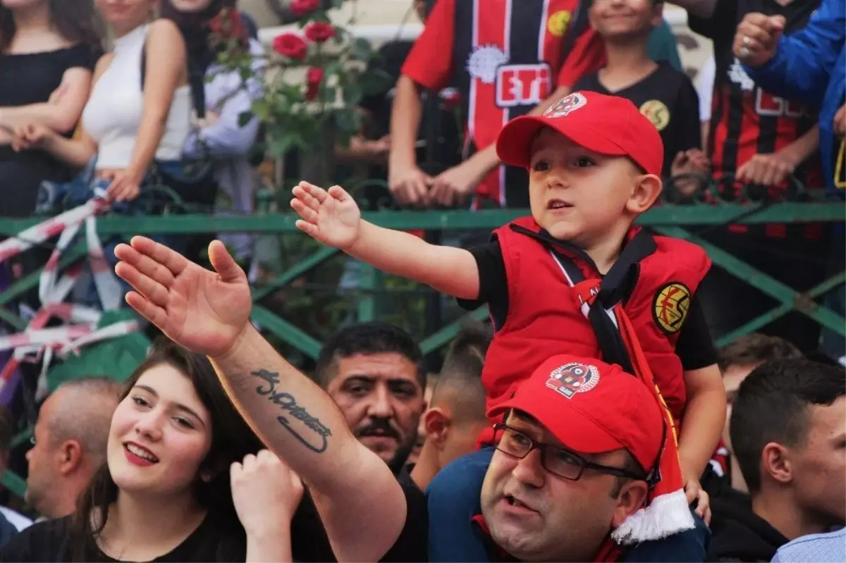 Eskişehirspor\'un kutlamaları festivali aratmadı