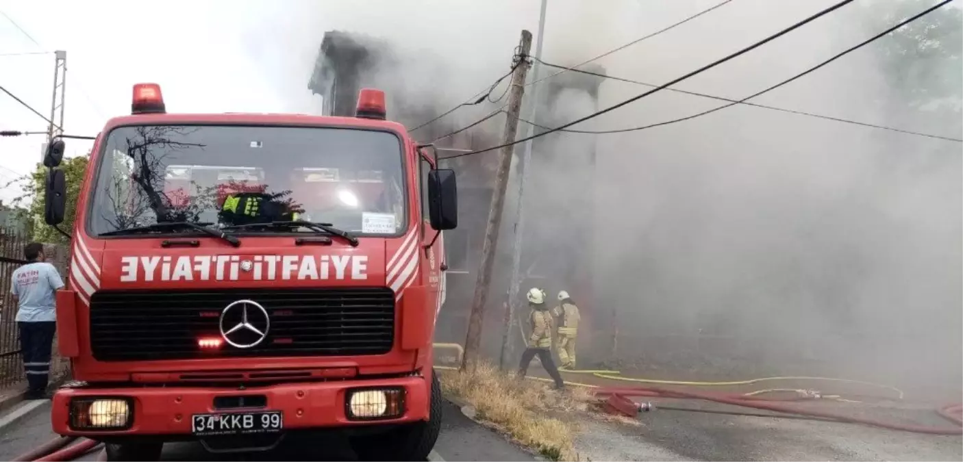 Fatih\'te tadilatta olan iki katlı evde yangın çıktı