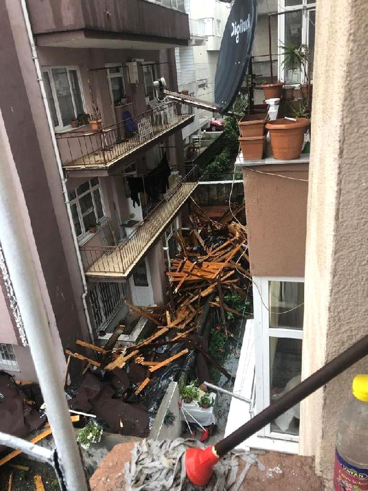 Fırtınada apartmanın çatısı uçtu