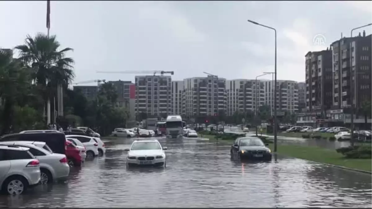 Gölete dönen yolda araçlar mahsur kaldı