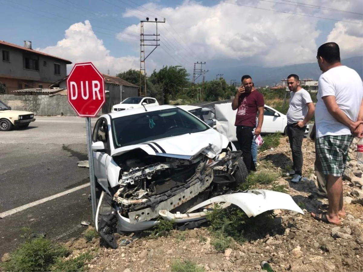 Hatay\'da trafik kazası: 1\'i bebek 5 yaralı