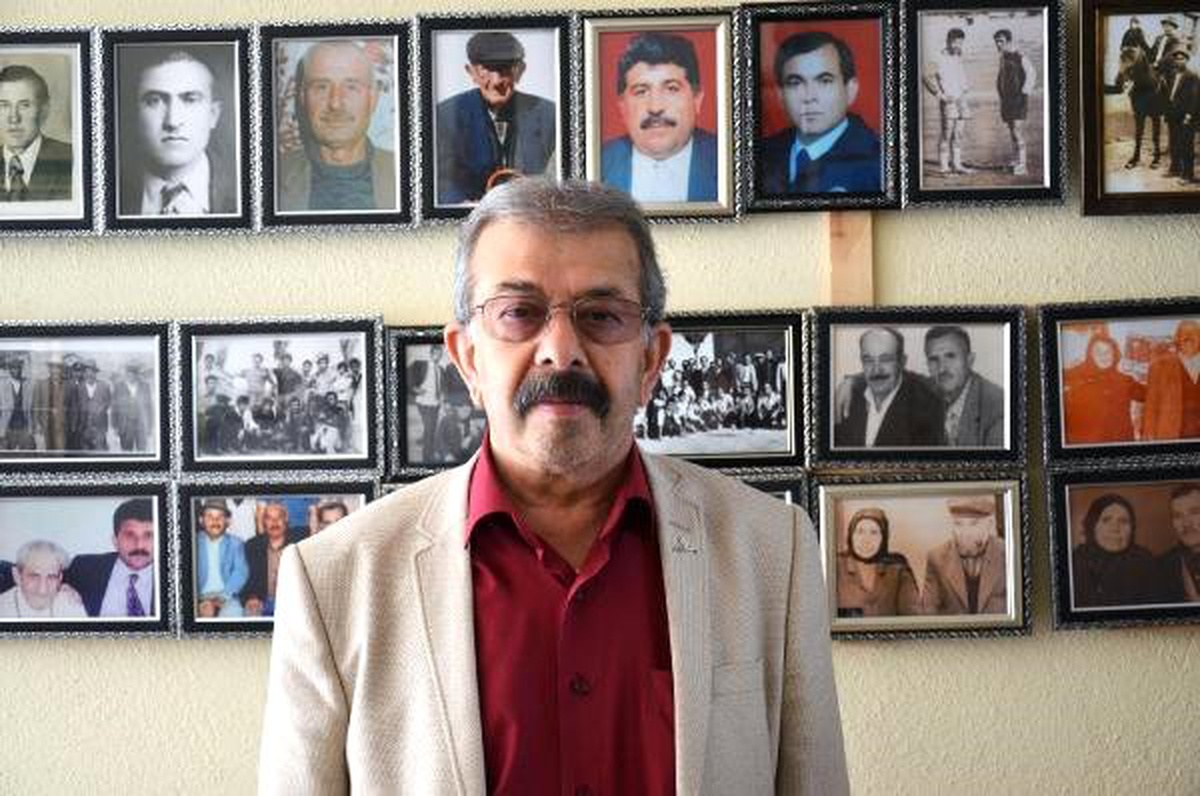 İş yerinde, ilçede ölenlerin fotoğraflarını arşivliyor