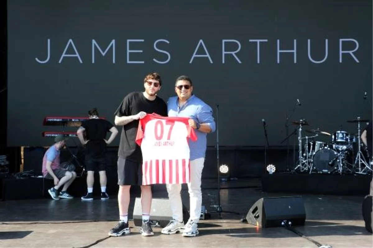 James Arthur\'a Antalyaspor forması