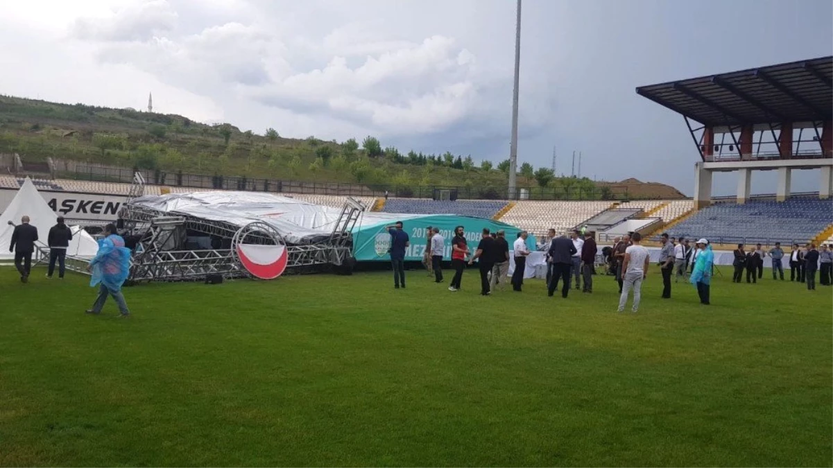 Karabük\'te mezuniyet töreni için kurulan konser sahnesi yıkıldı: 2 yaralı