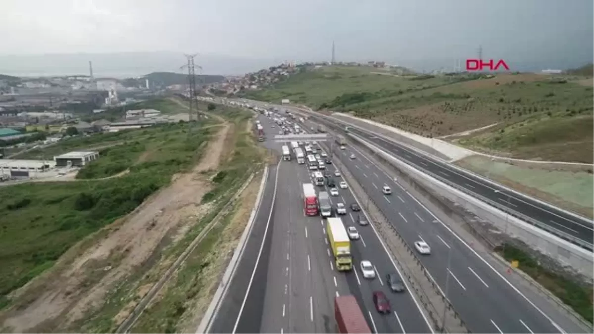 KOCAELİ TEM\'DE ZİNCİRLEME KAZA, OTOYOLU TRAFİĞE KAPATTI-2