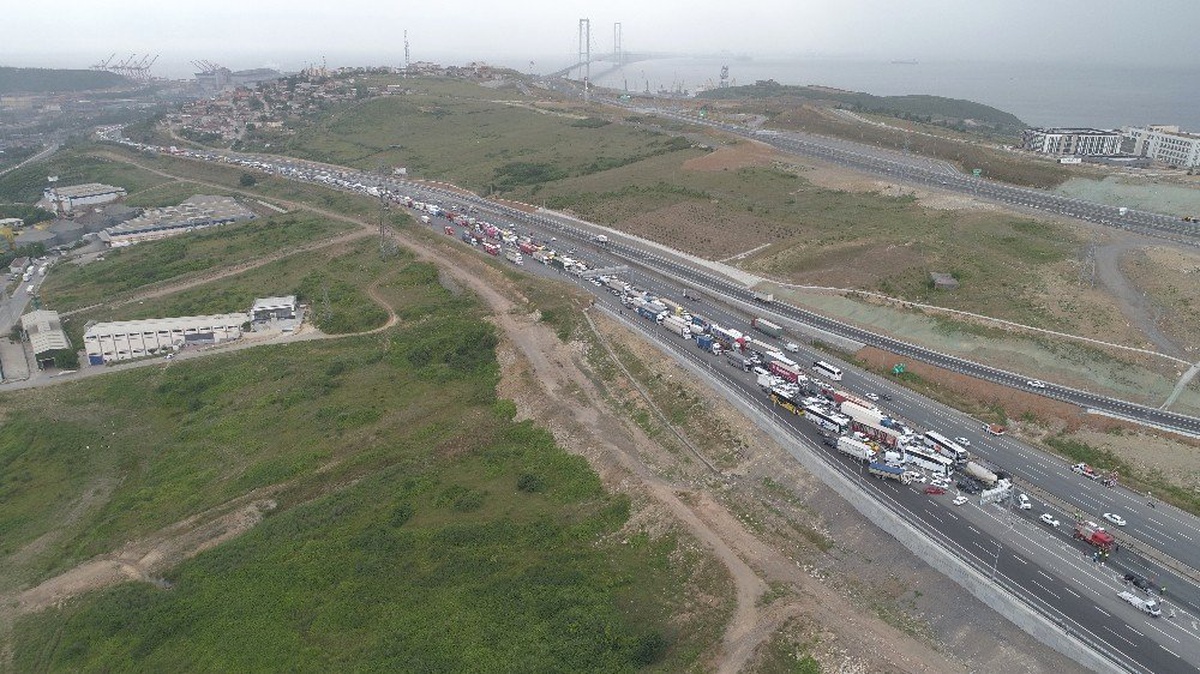 Kocaeli TEM\'de zincirleme kaza trafik durdu