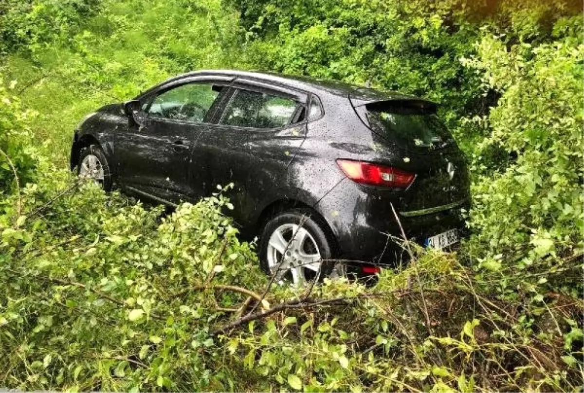 Lastiği patlayan otomobil, şarampole devrildi; sürücü yaralı