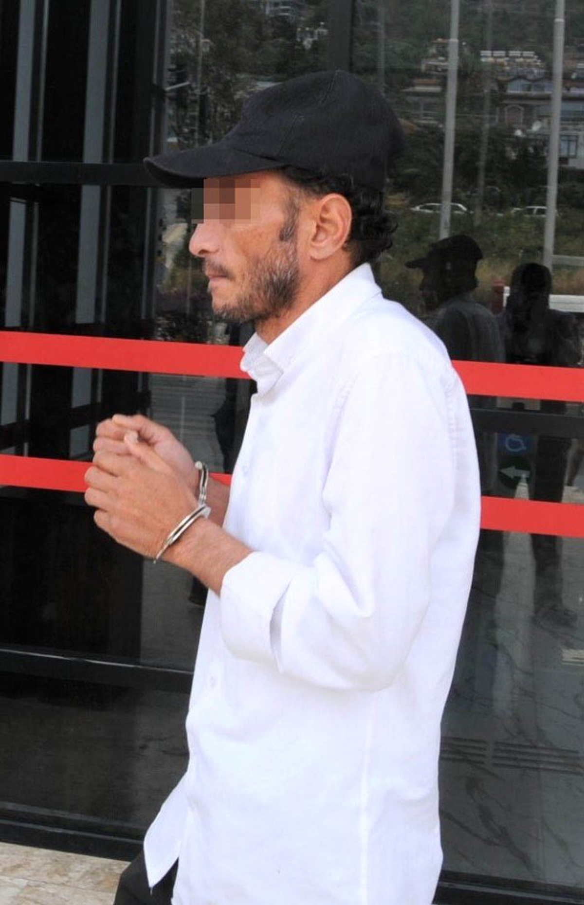 Marketten çaldığı içki ve mezesini içemeden yakalandı