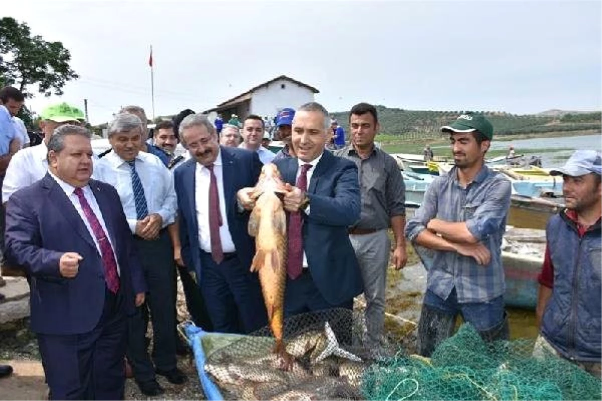 Marmara Gölü\'nde balıkçılar \'Vira Bismillah\' dedi