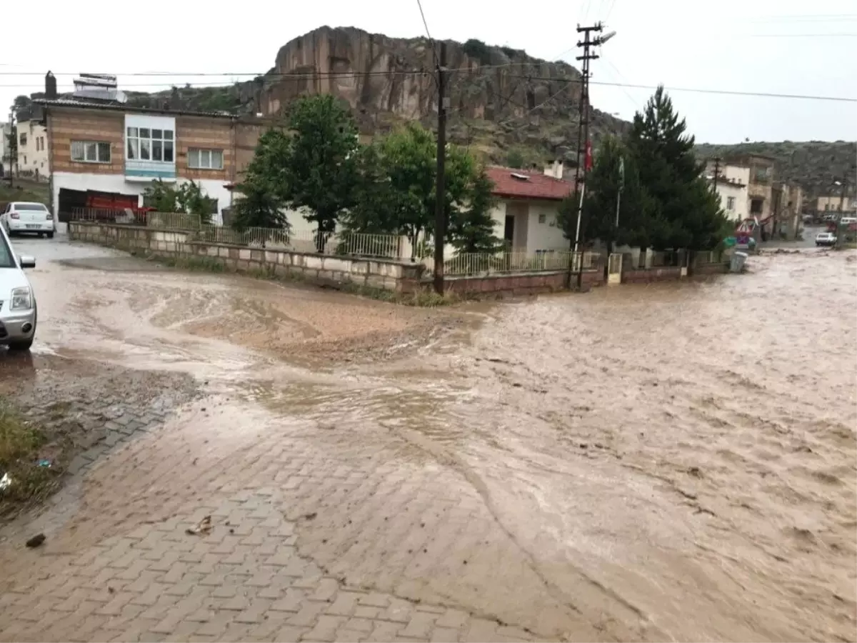 Mazı köyünü sel vurdu