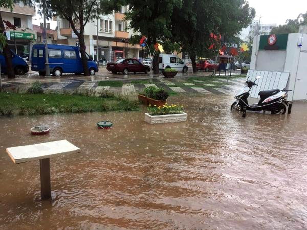 Muğla\'nın bir ilçesinde sağanak, diğerinde güneş keyfi