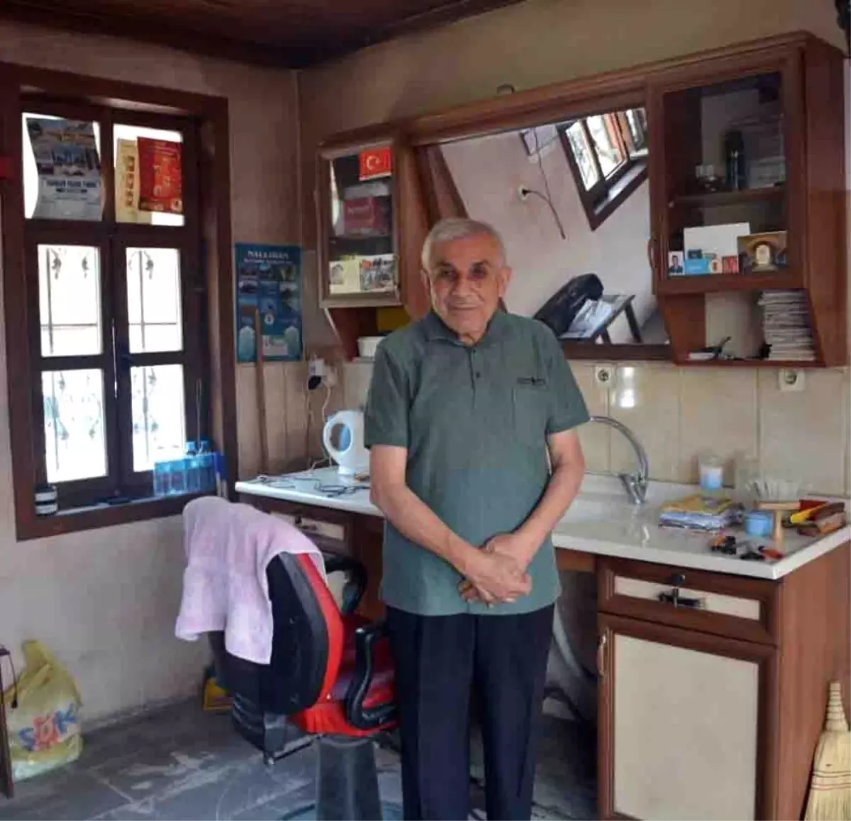 Nallıhan\'ın yarım asırlık berberi zamana direniyor