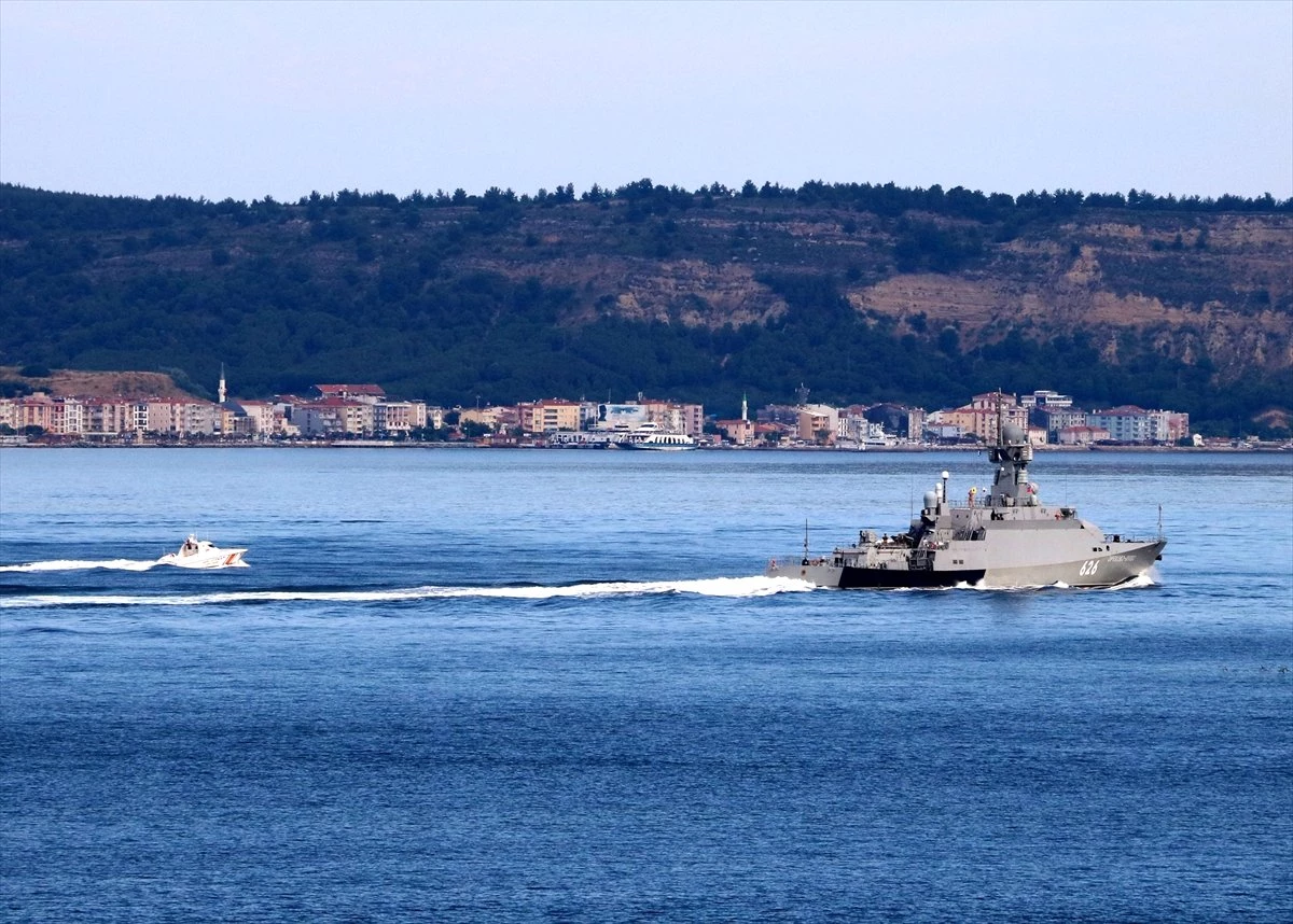 Rus askeri gemisi Çanakkale Boğazı\'ndan geçti