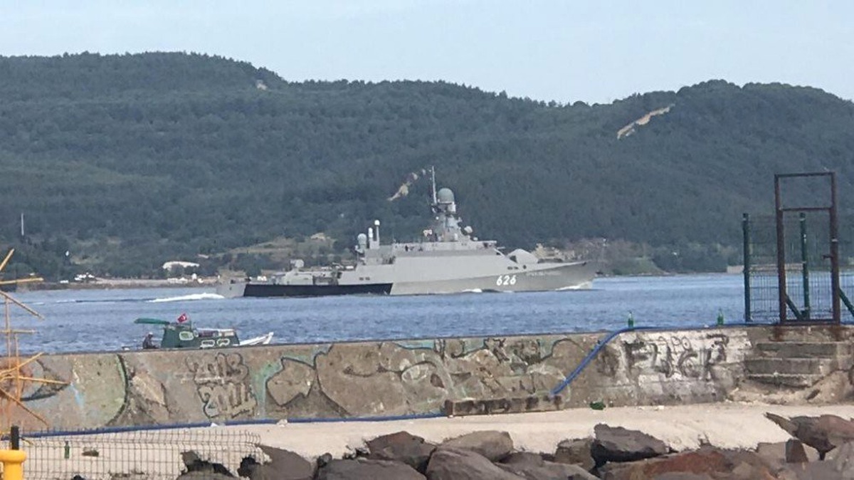 Rus savaş gemisi Çanakkale Boğazı\'ndan geçti