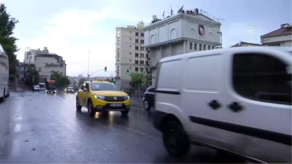 Sağanak nedeniyle trafik kazaları meydana geldi - İSTANBUL