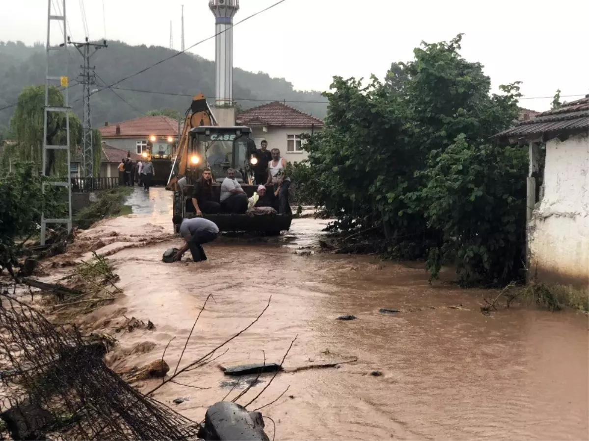 Selde mahsur kalan vatandaşları kurtarma çalışması başlatıldı